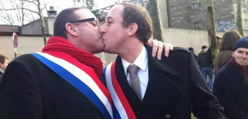 La Toile s'est agitée, aujourd'hui, autour de ce « smack » de deux députés (Nicolas Bays et Yann Galut) diffusé par Sihem Souid sur Twitter. (DR) 