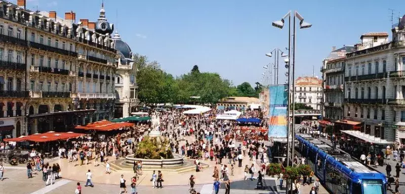 « Montpellier by Tram » propose une balade en situation, au fil des différents monuments et équipement qui jouxtent le réseau de tram. (© OT Montpellier)