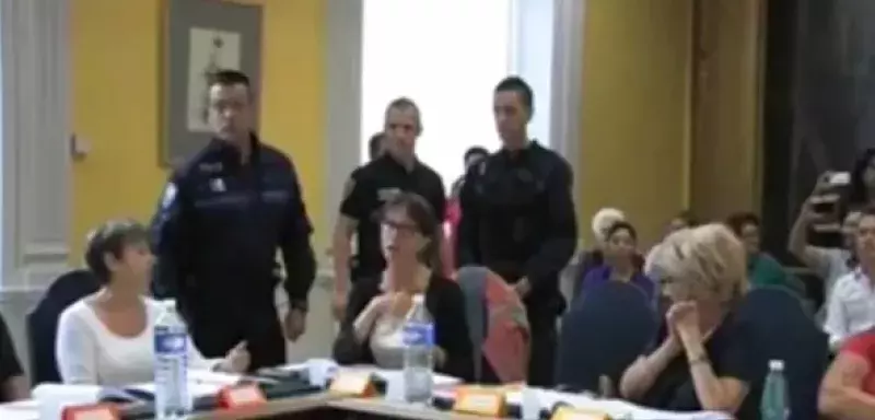 L’élue d’opposition a terminé la session du conseil municipal encadrée par trois policiers, mais n’a pas été expulsée comme l’aurait souhaité le maire d’Orange, Jacques Bompard. (Capture d’écran vidéo)