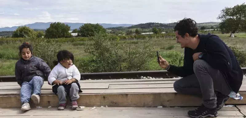 Orlando Bloom rend visite à des réfugiés syriens en Macédoine