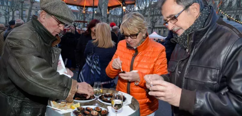 En cette nouvelle année 2016, Thau Agglo poursuit sur la belle lancée de ses animations gustatives et conviviales lancées ces dernières années avec Les Estivales, la Fête de l’anguille à Marseillan ou encore Plaisirs de Thau en réitérant en cette période de pré-saison l’oursinade qui fut très appréciée dès sa première édition, à la même époque !