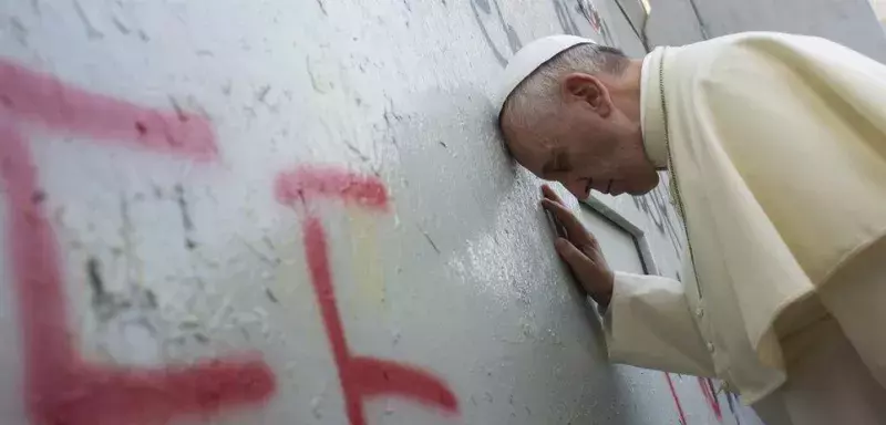 le pape François au pied du mur de la honte... (DR)