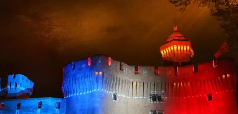 L’hommage de lumières rendu à Perpignan en bleu, blanc et rouge se poursuivra jusqu’à dimanche soir. 