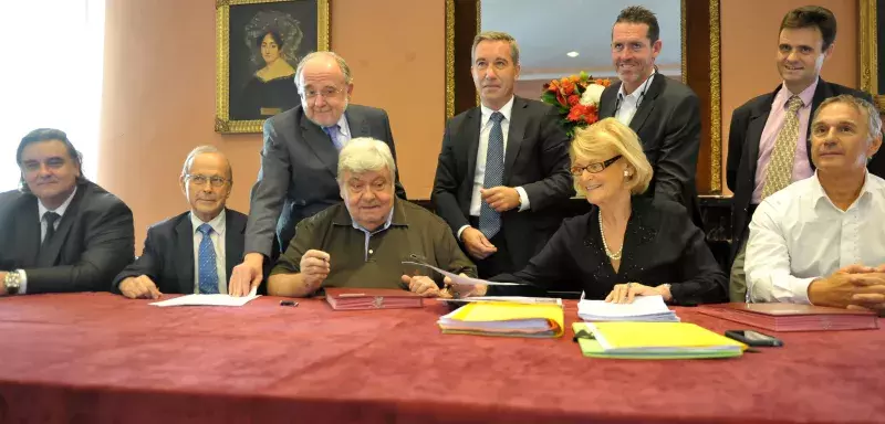 Hélène Mandroux et Louis Nicollin ont signé l'acte de vente, entourés de Serge Fleurence, 1er adjoint, et de Patrick Vignal, adjoint au maire chargé des sports. (© Ville de Montpellier)