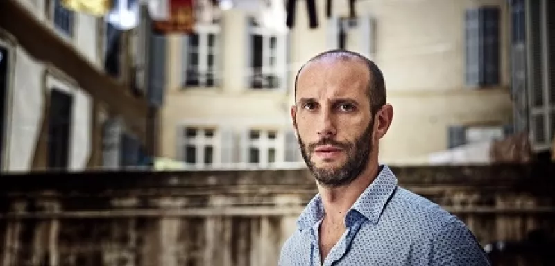 Pour décrire toutes "les malfaçons de la République", Philippe Pujol, prix Albert-Londres 2014, met les pieds dans le plat de bouillabaisse.