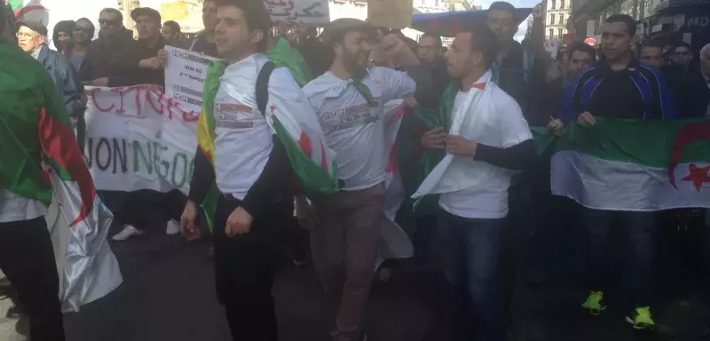 vêtus de tee-shirts blancs frappés de l’emblème national... (photo: N.T)