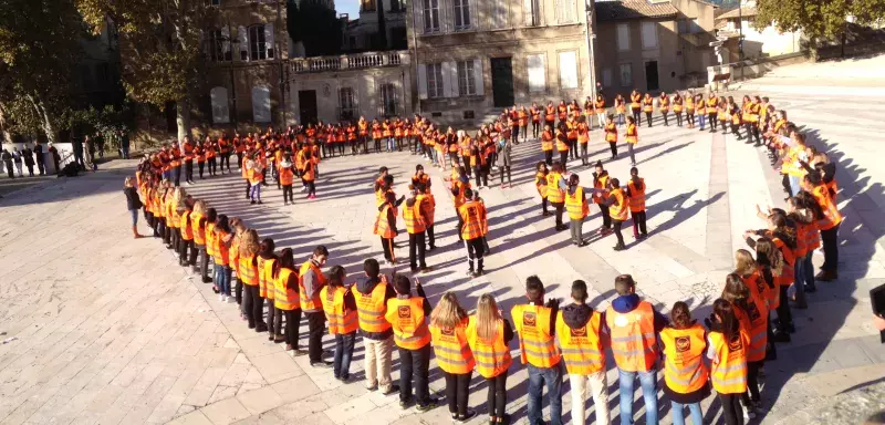 vendredi 07 novembre à 10h, main dans la main, les 250 participants se sont tenus liés pour qu’un cœur ainsi se dessine... (© Valérie SUAU)