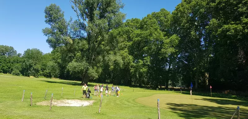 Un practice de 250 m² et un parcours rustique de 9 trous, de 70 à 190 mètres, dans un environnement très joliment arboré frappé du sceau de la convivialité. Voilà la carte d’identité du Golf de Cazilhac. (N.E)