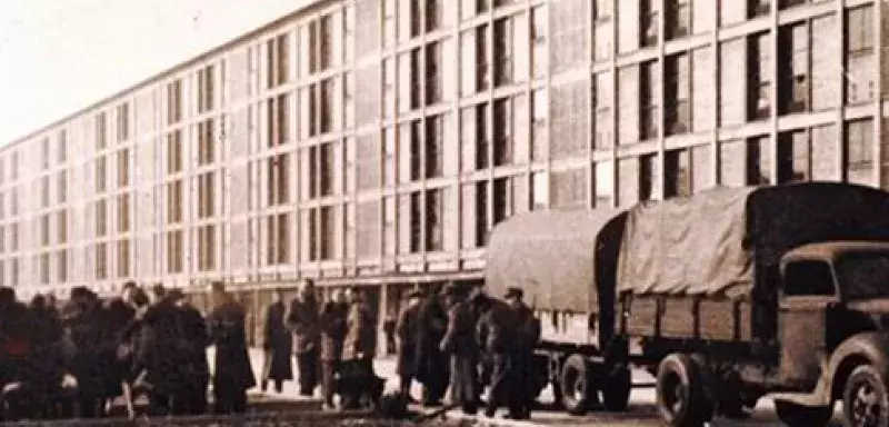 Arrivée de personnes arrêtées lors de la rafle du Vél d'Hiv' des 16 et 17 juillet 1942, au camp de Drancy. Crédits photo: Préfecture de police Crédits photo : PrÃ©fecture de Police