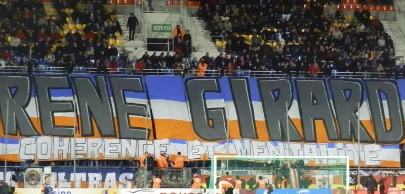 Les Ultras de Montpellier ont brandi ce soir un tifo en hommage au coach du MHSC avec ses mots : « René Girard, cohérence et mentalité ». (Capture d'écran page FB Los Pailllados)