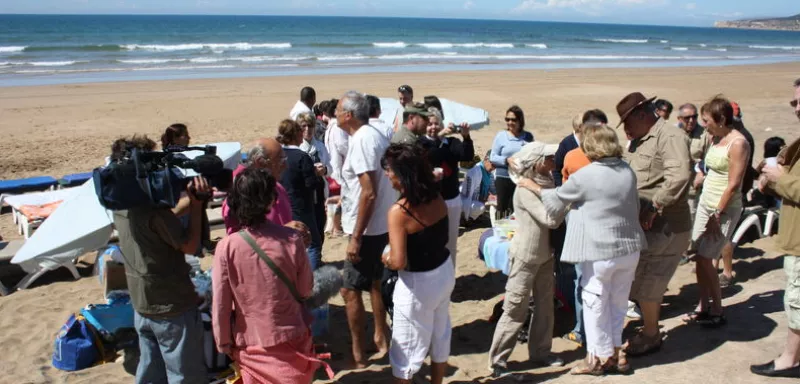 Pique-nique sur la plage de retraités qui ont la pêche... (DR)