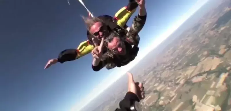 4000 mètres d’altitude, 1 minute de chute libre, il n'en fallait pas moins pour Dominique Reynié afin de faire taire les mauvaises langues. (Capture d'écran/YouTube)