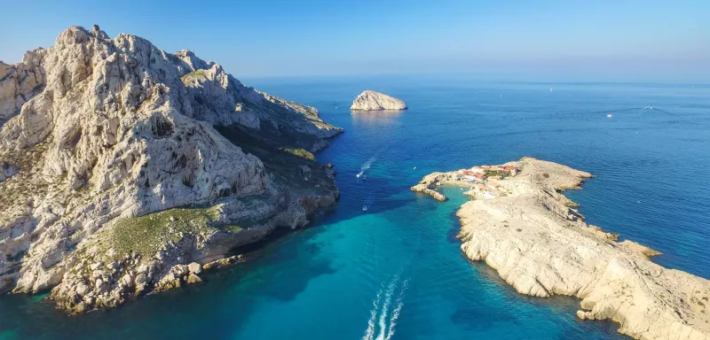 Les images de toute beauté filmées par Romain Vlt Drone au dessus des Calanques de Marseille, en Méditerranée, sont à couper le souffle ! 