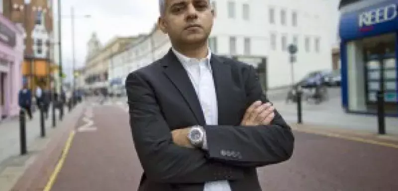 Sadiq Khan, 45 ans, avocat de profession, enfant des quartiers populaires et fils d’immigré pakistanais qui fut chauffeur de bus... (DR)