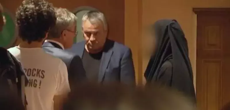 Une jeune femme voilée interpellée par son professeur en plein cours