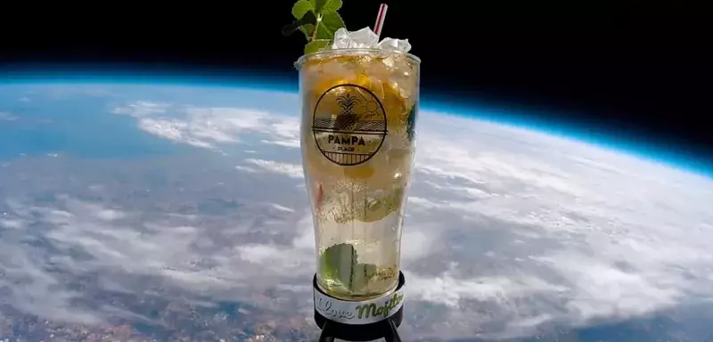 Ceci n'est pas un montage, ce sont les images prises par le Space Mojito de la Pampa Plage dans la stratosphère en mode performance Red Bull.  