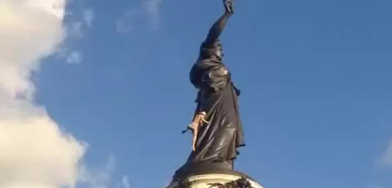 Samedi soir, vers 19h30, le jeune homme a tragiquement chuté en voulant monter sur la robe glissante de Marianne, Place de la République. (Capture d’écran vidéo)