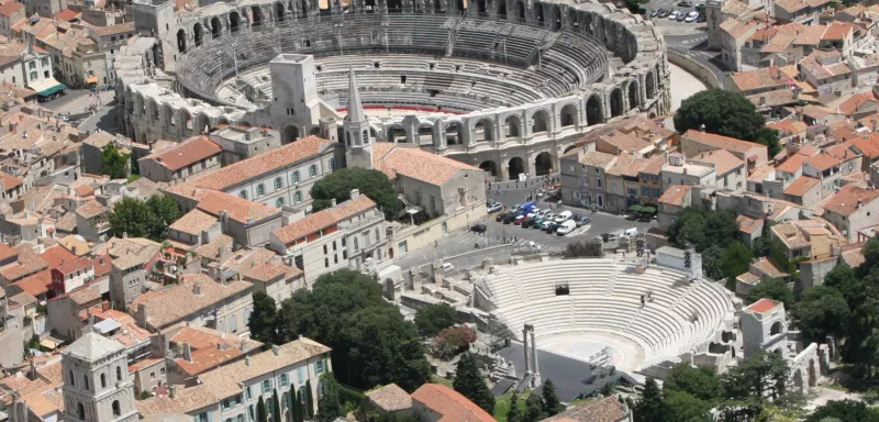 L'Amphithéâtre arlésien en vue aérienne. (© G. Vlassis)