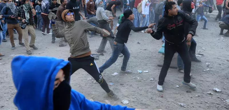 la place Tahrir transformée en champ de bataille... (Xinhua)