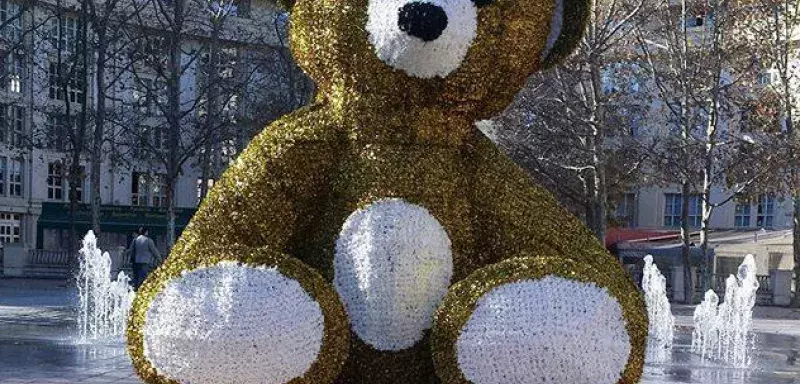 Haut de 4 mètres, l’ours Teddy est déjà bien assis place du Nombre d’Or, pendant que la mappemonde est en train d’être installé sur la Comédie. 