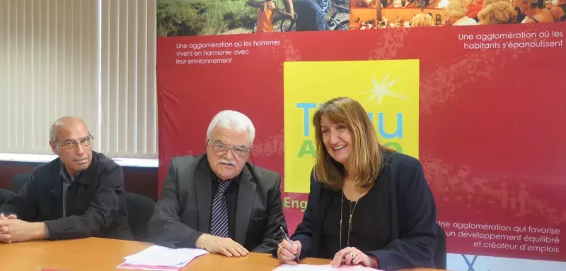 Antoine de Rinaldo, 1er Vice-président de Thau Agglo, et Jany Arnal, Directrice régionale Eau France pour le groupe SUEZ, ont signé une nouvelle politique environnementale afin de préserver la qualité de l’eau de la lagune et des plages du territoire. (© N.E)