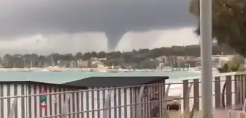 La trombe marine qui a dégénéré en tornade entre la Ciotat et Saint-Cyr a été filmée par un sapeur-pompier des Bouches-du-Rhône.  (© John Liqr/Facebook)