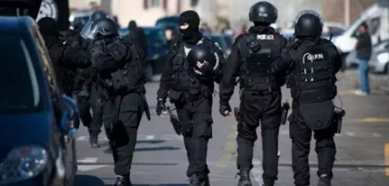 Les groupes d'intervention de la police nationale, le GIPN de Bordeaux et de Marseille, sont en route pour Toulouse.