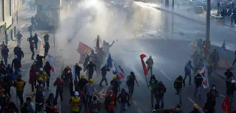 la police a usé de gaz lacrymogènes dès les premiers mouvements en direction de la place historique... (DR)