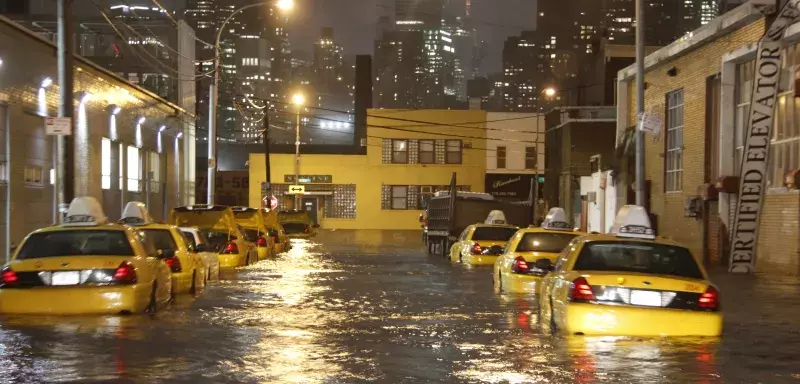 Une partie de New York a été plongée dans le noir et le sud de Manhattan a été inondé... (Xinhua)