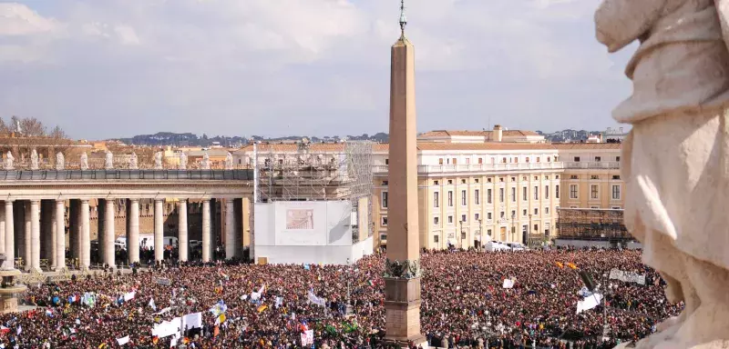 des milliers de fidèles ont longuement attendu sur la Place Saint-Pierre... (Xinhua)