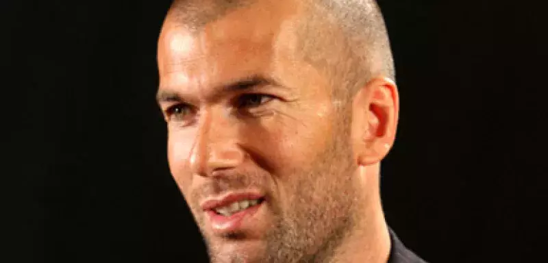 Zizou aurait été approché par le président de la Fédération française de football, Noël Le Graët, pour succéder à Laurent Blanc, selon le journal sportif L'Equipe.