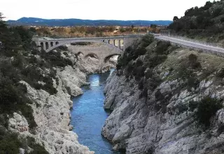 C'est précisément, ici, à quelques dizaines de mètres du Pont du Diable et à la pointe de l'étranglement où l'eau tourbillonne, que le drame s'est produit, selon les témoignages recueillis. (© Thierry Pons/SDIS 34)