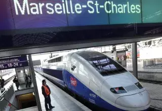 Entre le blocage d'un TGV à Marseille, et l'attaque d'un train en région parisienne, le traitement médiatique est loin d'être identique.