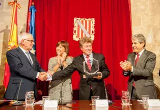 Président de la Région Languedoc-Roussillon, Damien Alary a succédé à Francina Armengol, la présidente du Gouvernement des îles Baléares, à la tête de l'Eurorégion Pyrénées-Méditerranée.