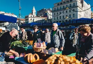 Sur le Marché du Vieux Port, Marseille est une chanson (Reportage)