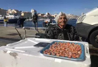 Connue sous le nom de Nana, Anna Lubrano a consacré sa vie au quai de la Fraternité, offrant sa gouaille et son accent chantant aux passants et médias qui l’adoraient, avec l'assurance de répliques savoureuses à chaque rencontre.