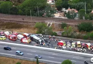 L'autocar a traversé la route et s’est couché sur la voie opposée... (DR)