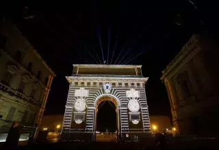 L’Arc de Triomphe de Montpellier se métamorphose en « The Firts candel » ! C’est l’une des photos réalisées hier pendant les tests avant la grande explosion de lumières qui aura lieu ce soir et jusqu’à samedi. (© Ville de Montpellier/Facebook) 