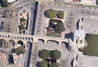 C'est sur l’aqueduc des Arceaux de Montpellier que le père a décidé de monter pour sortir une banderole réclamant le respect de ses droits. Un négociateur tente de l'approcher. (© Google Maps)