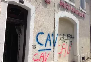 Sur la façade de la fédérations socialiste, les inscriptions « CAV » (le sigle du Comité d'Action viticole) et « Le Foll !!! » (le nom du ministre de l'Agriculture) ont été taguées. 