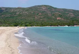 La villa a été construite sur une zone encore peu peuplée de l'extrême-Sud de la Corse, près de la plage de Balistra et l'anse de Rondinara (DR)