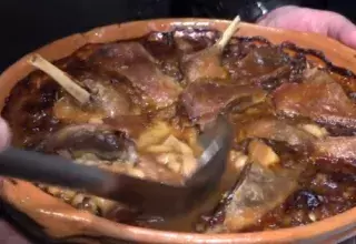 Le Championnat du monde de cassoulet s'ouvre à Toulouse ! Recettes classiques ou revisités, quatre chefs ont participé aux premières demi-finales, ce lundi 27 mars au Rex, sous la houlette des Chevaliers du Fiel ! (© TVSUD)