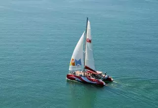 Montez à bord du catamaran Lucile pour élire le meilleur chef cuistot qui aura su allier les saveurs de la Méditerranée à celles de l'Asie !