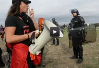 Les manifestants ont quitté les abords du stade pour tenter de pénétrer par les champs et les chemins dans le centre de la localité dont tous les accès étaient barrés par de hautes barrières en métal.