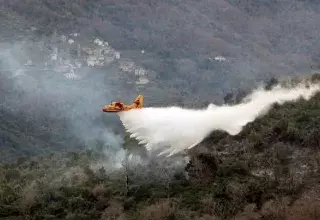 "Les flammes toujours en progression, posent encore des problèmes aux pompiers en raison du terrain accidenté..." (DR)