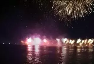 le froid n'a pas dissuadé les habitants de la ville d'Arles et les nombreux visiteurs étrangers venus contempler le spectacle pyrotechnique... (DR) 