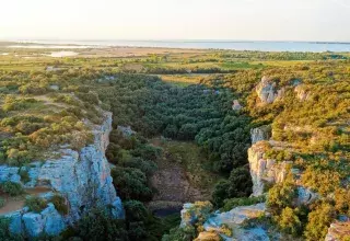 Zoom sur le Creux de Miège de la Ville de Mireval, cet espace dont les grottes servaient il y a 6000 ans d’abris à nos tribus ancestrales ! (© Réseau Drone)