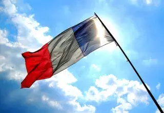 Le drapeau bleu, blanc, rouge n'a que rarement été l'occasion de tant de déchirements dans la représentation des idées politiques... (DR)