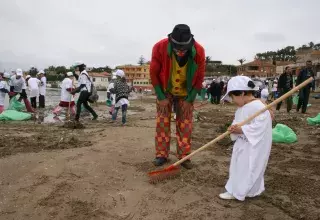 Plus d'un millier de résidants de la commune ont retroussé leurs manches. (Photo d'archives 2011)