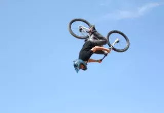 Le Festival International des Sports Extrêmes, sensations garanties, à Montpellier, entre ciel et terre... (DR)